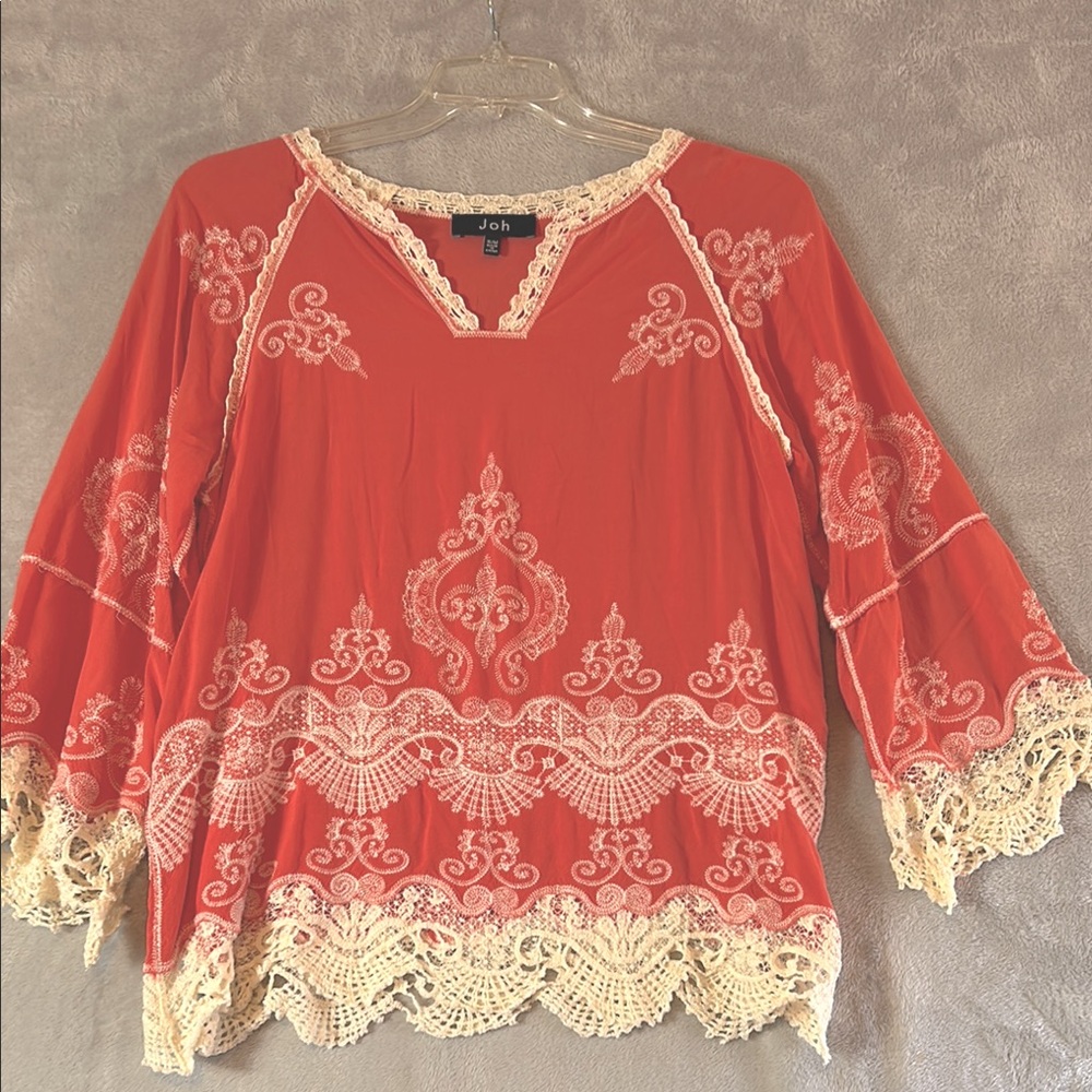 Joh v-neck, scallop, crochet trimmed embroidered rayon blouse size s/m